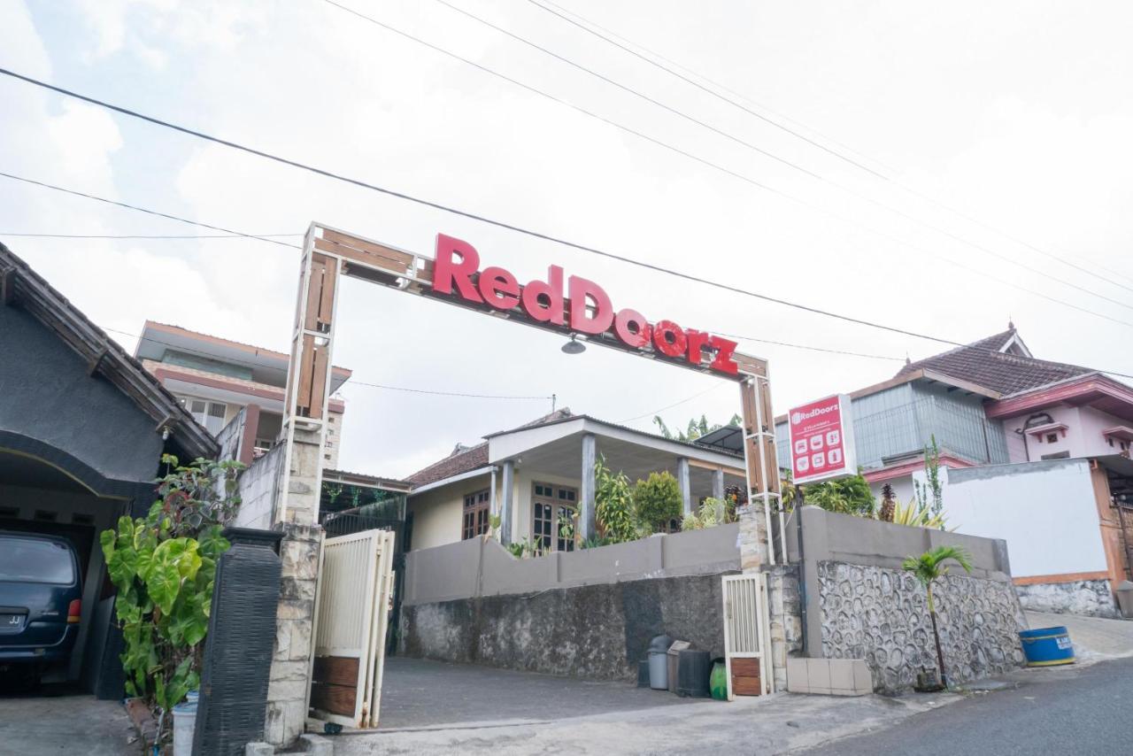 Reddoorz At Villa Akbar 3 Batu  Buitenkant foto