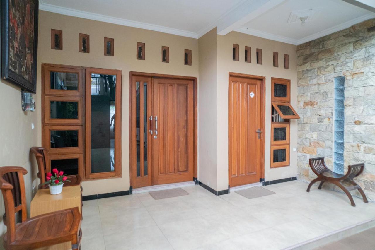 Reddoorz At Villa Akbar 3 Batu  Buitenkant foto
