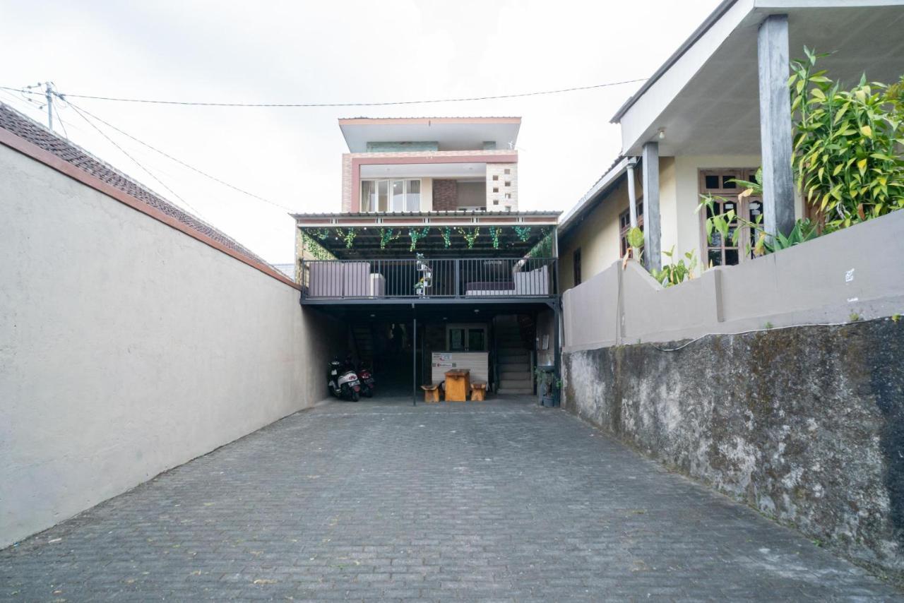 Reddoorz At Villa Akbar 3 Batu  Buitenkant foto