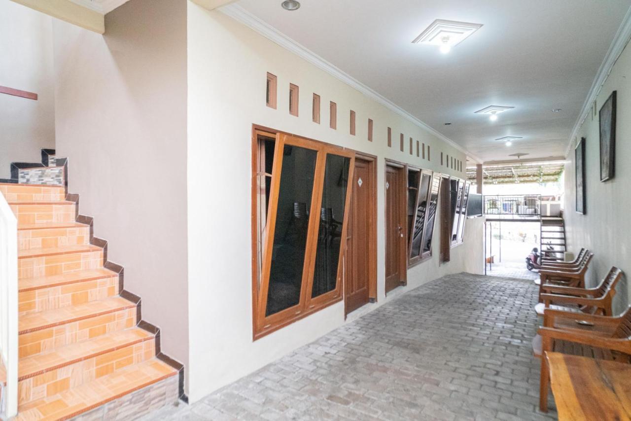 Reddoorz At Villa Akbar 3 Batu  Buitenkant foto