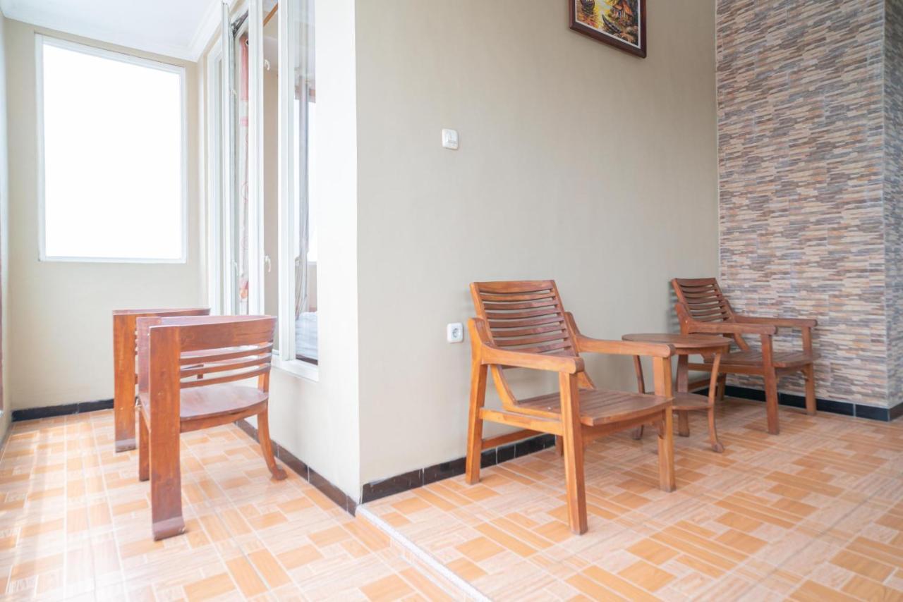 Reddoorz At Villa Akbar 3 Batu  Buitenkant foto